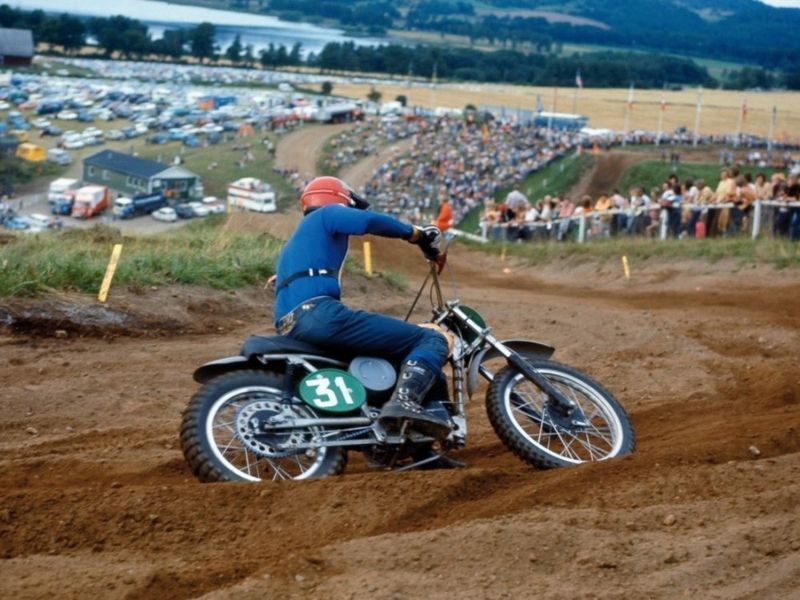 husqvarna racing on dirt track